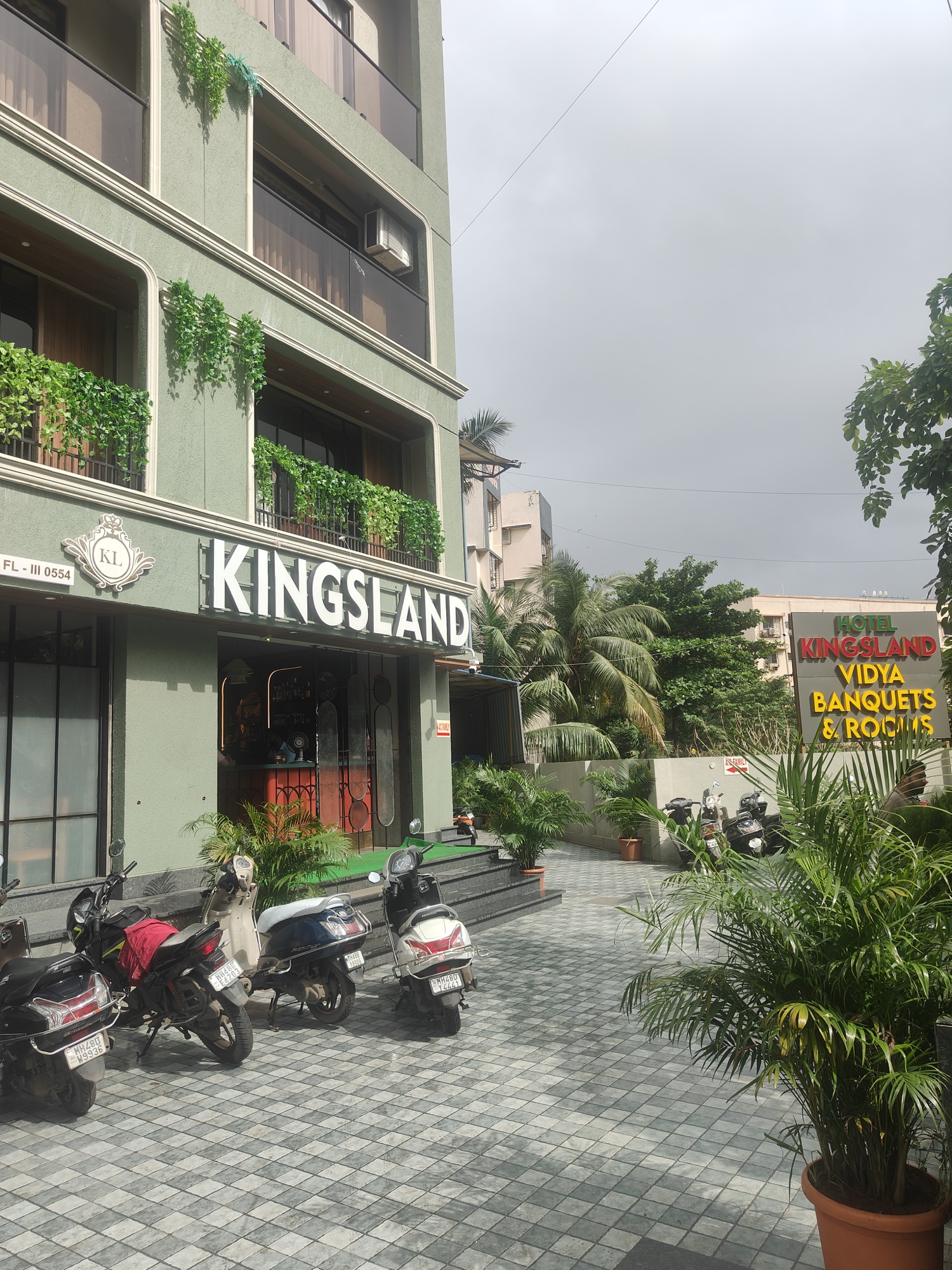 Kingsland building on 90 Ft Road
