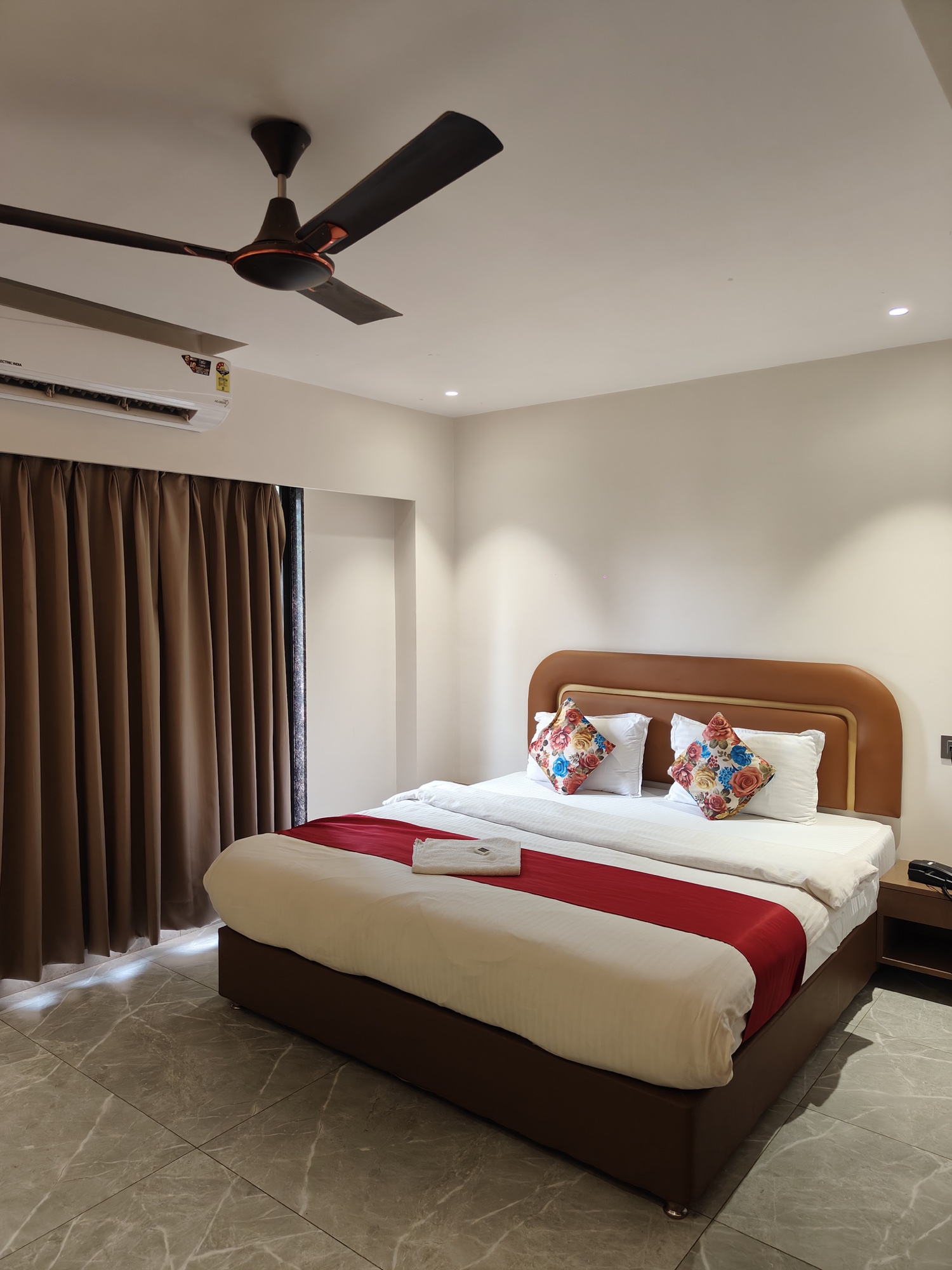 Kingsland room with a bed