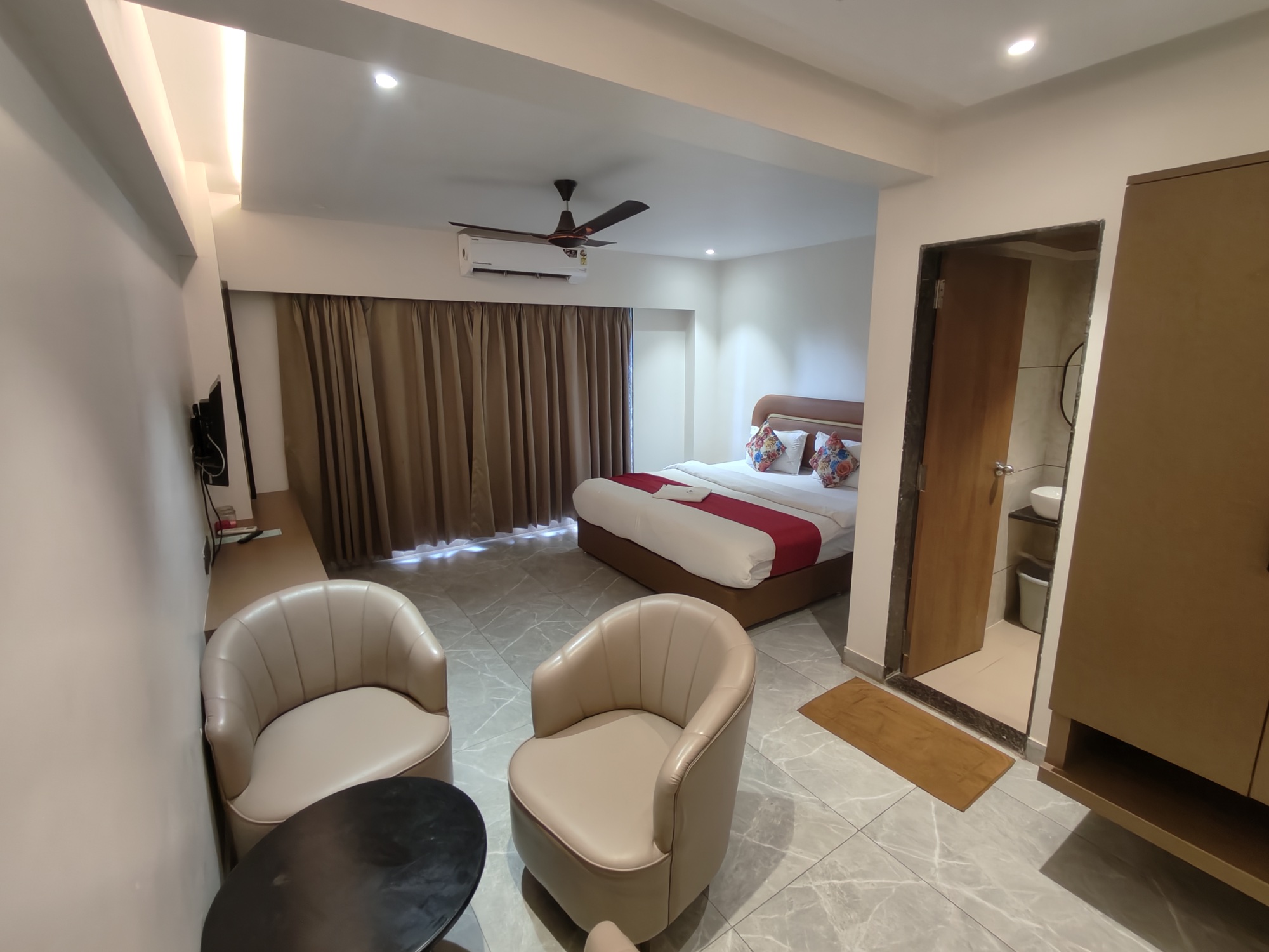 Kingsland guest room seating area
